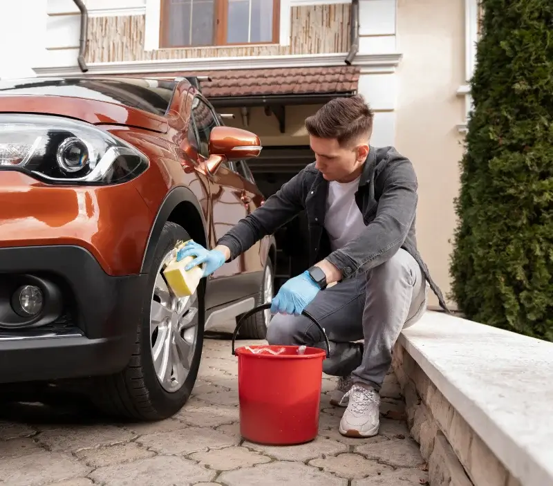 Lavage auto à domicile Saint-Jean-du-Gard : professionnel intervenant sur un véhicule